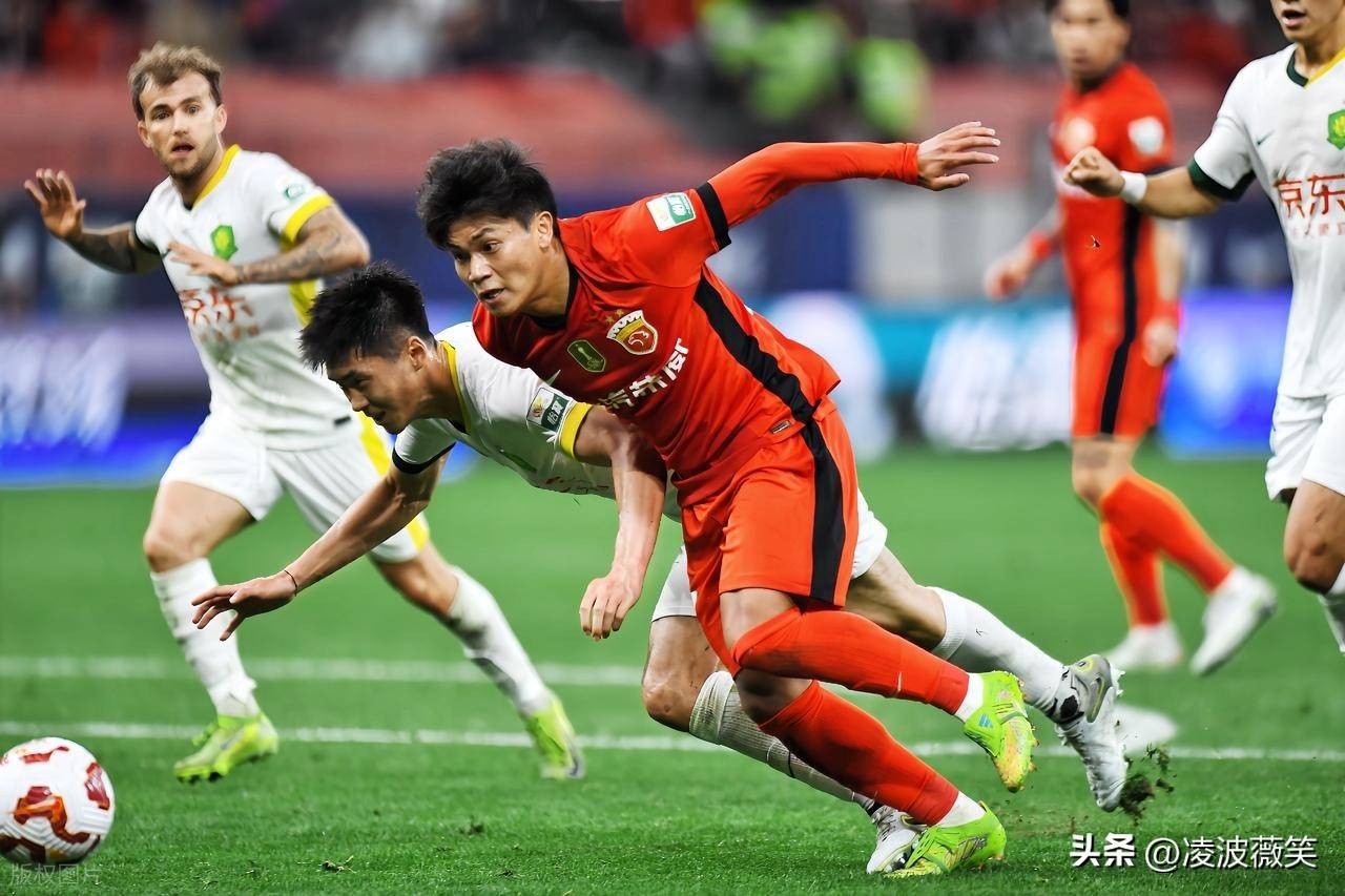 关于激烈厮杀：球队在比赛中与对手搏斗显露实力的信息