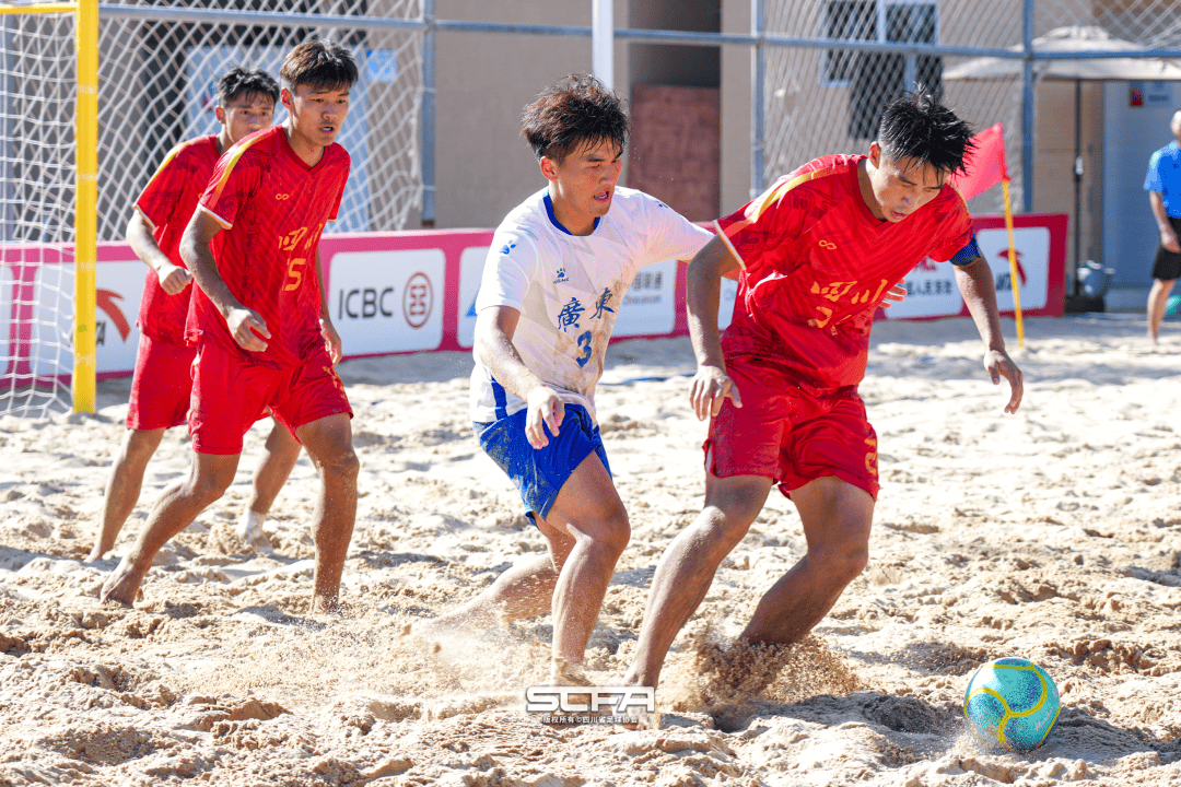 足球场上的精彩表演，中国队登顶