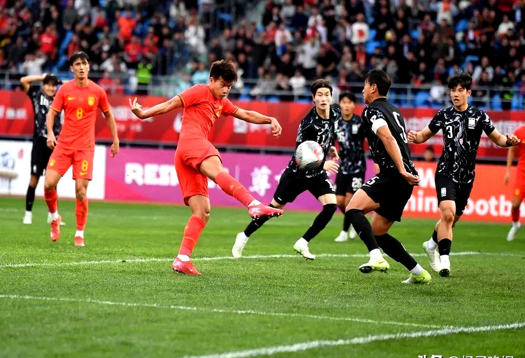 足球场上的精彩表演，中国队登顶