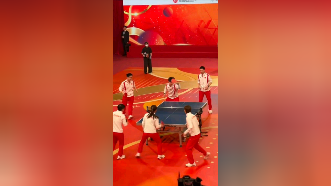 看球赛激烈对决，观众尖叫声震撼全场