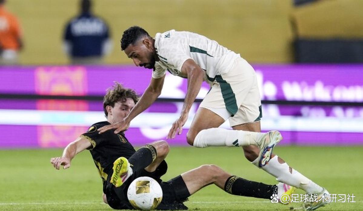 包含墨西哥女足队员用进球致敬教练感人一幕的词条