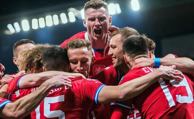 包含西班牙横扫瑞典，锁定欧预赛小组头名的词条