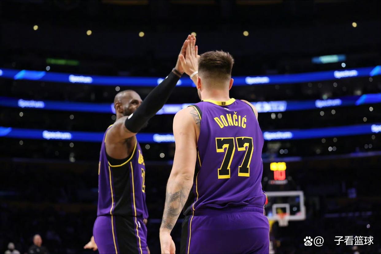 尼克斯鏖战深圳队，东契奇带队取胜