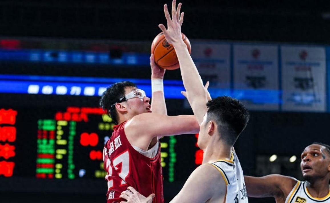 广东队险胜山西队，周琦高光表现