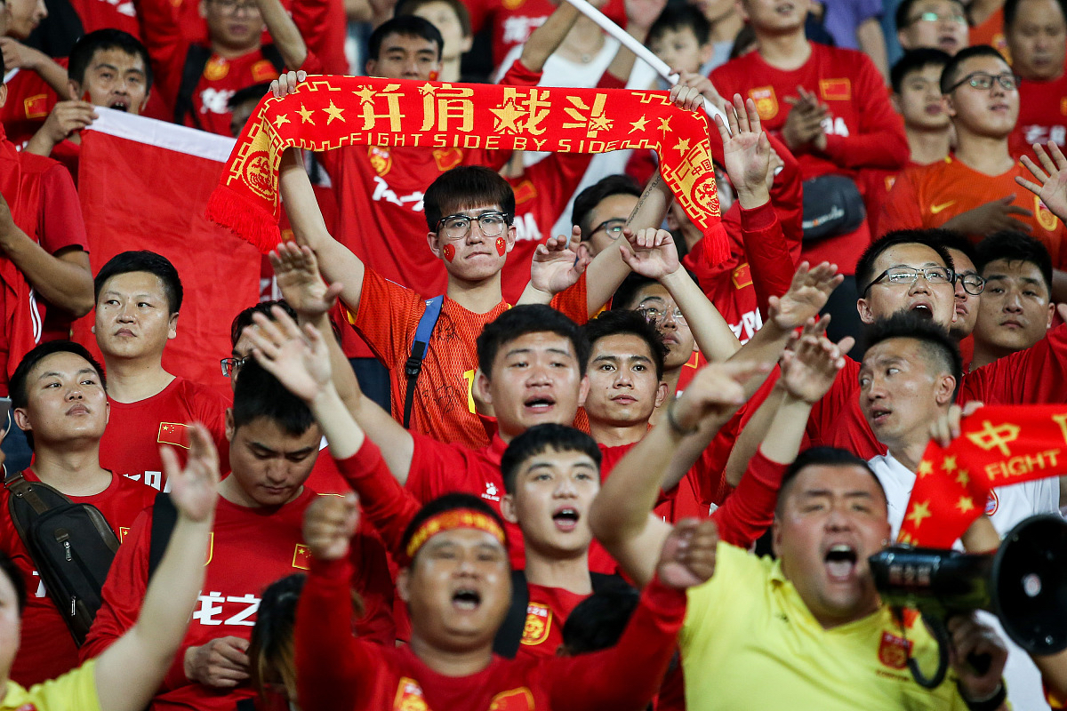 队员们在场上拼尽全力为胜利努力