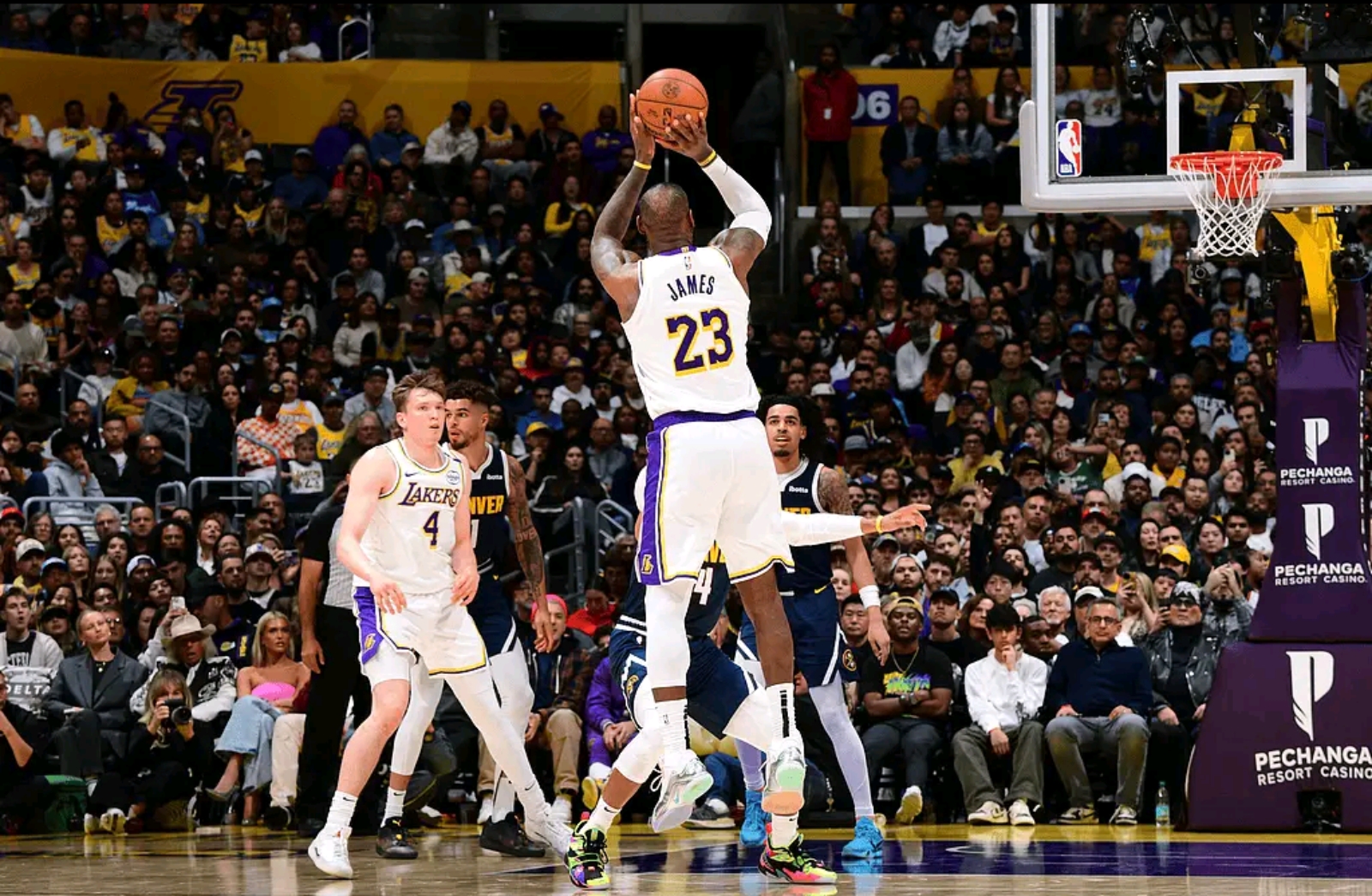 魔术完胜掘金，布克关键制胜