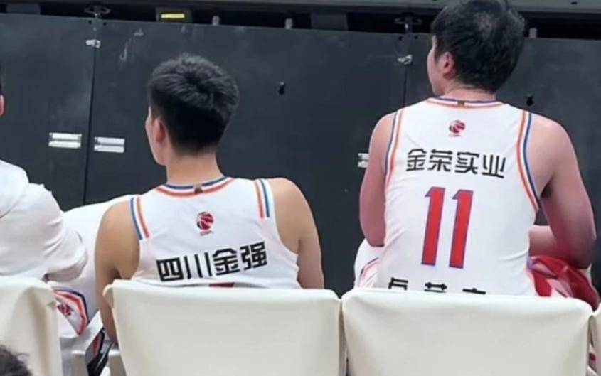 四川男篮大比分取胜，全队团结一致