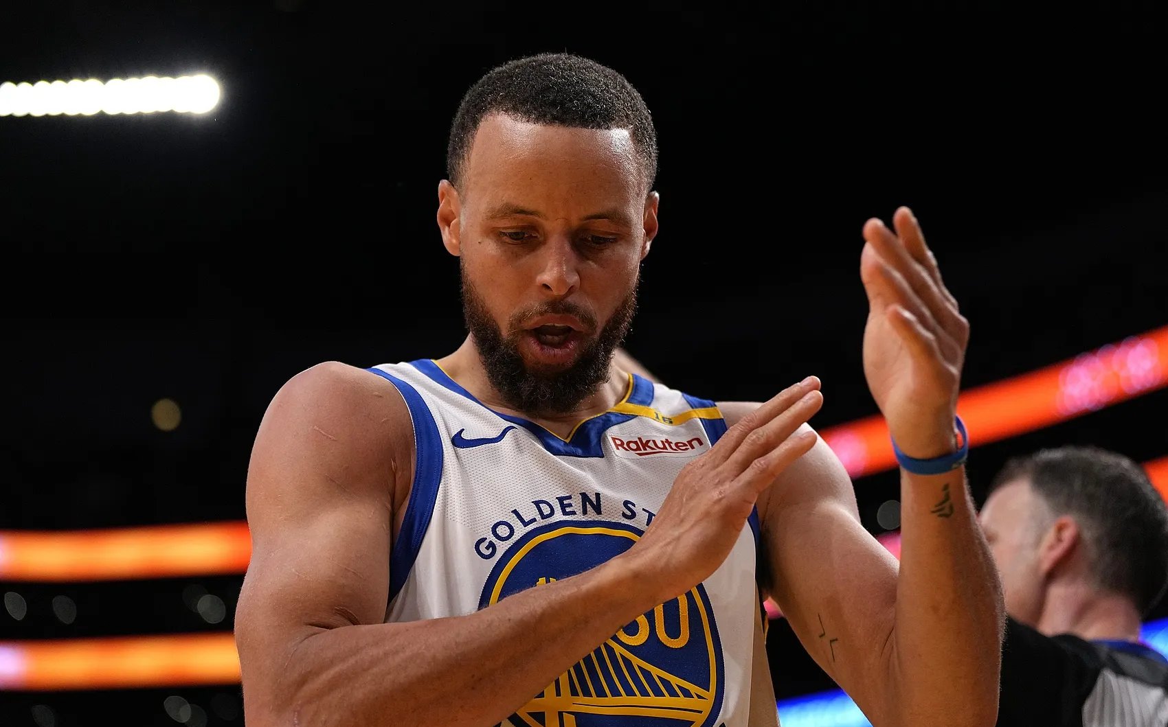 灰熊完胜猛龙，库里高光表现