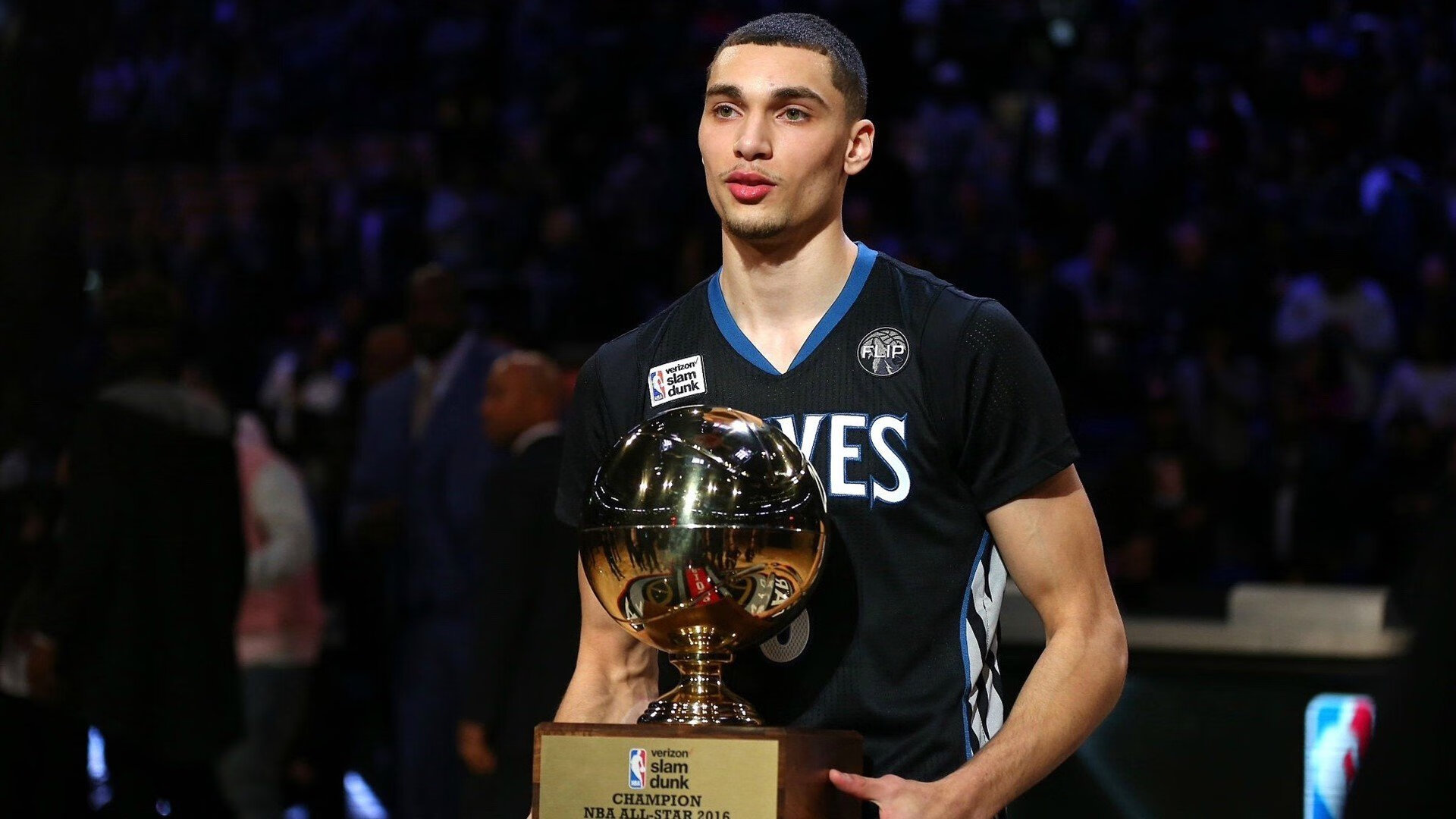 轰鸣赛道与寂静球场,小贾伦的弯道超车之夜