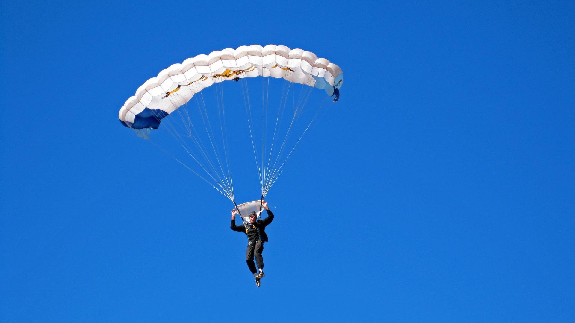 中距离的雕塑师，当德罗赞在寂静中弹奏古典乐章